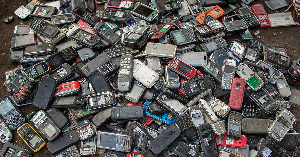 A pile of old cell phones